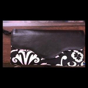 Black and white women’s wallet. Thirty-one.